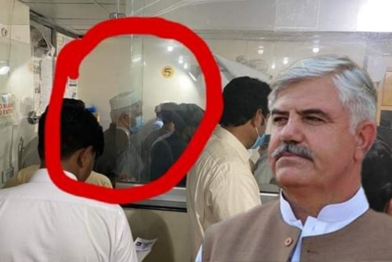 Clerk Caught Red-Handed By CM KP Mahmood Khan while Taking Bribes