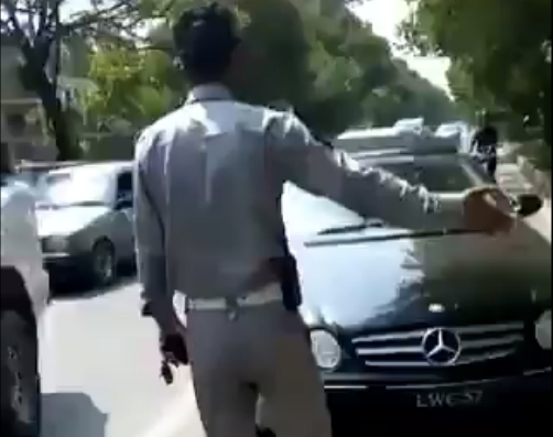 Video: Another Elite Lady Manhandles And Abuses a Policeman in Islamabad, Video Goes Viral, FIR registered