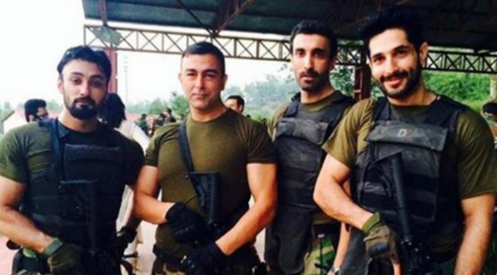 Indian Army General Shows A Picture Of Pakistani Film Actors Shaan Shahid And Umair Jaswal In Military Uniforms Claiming That They Were Pakistan Army Commandos Who Died Fighting In Panjshir, Afghanistan