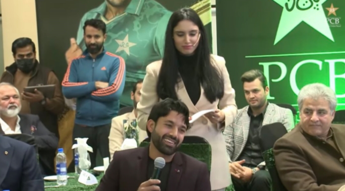Journalist Zainab Abbas Stands Behind Mohammad Rizwan To Interview Him Knowing He Avoids Making An Eye Contact With Female Journalists